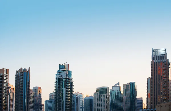 고층 유리 마천루 건물 스카이 블루 지배적인 aga에 — 스톡 사진