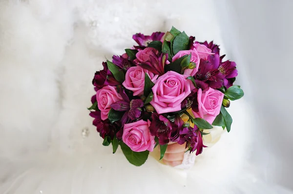 Bridal bouquet of purple roses — Stock Photo, Image