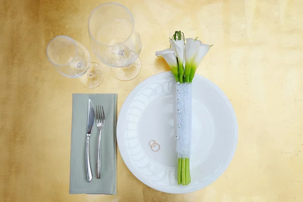Bouquet nuptial de calla lis sur une table sur une assiette — Photo