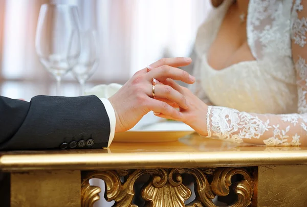 Hände von Braut und Bräutigam bei der Hochzeit — Stockfoto