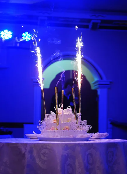 Firework on the top of the wedding cake — Stock Photo, Image