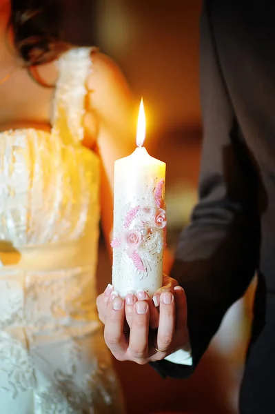 O noivo e a noiva com velas. Cerimônia de casamento na igreja — Fotografia de Stock