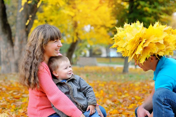 In de herfst en gelukkige familie — Stockfoto