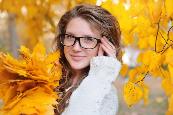 Schöne Mädchen mit Brille im Herbst — Stockfoto