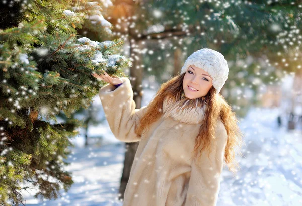 Meisje in het park in de winter sneeuw — Stockfoto