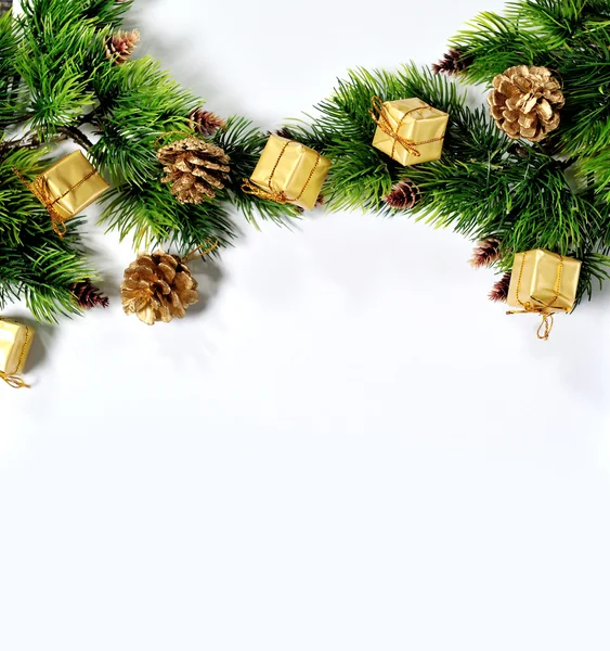 Kerstboom achtergrond, kegels en speelgoed op een witte achtergrond — Stockfoto