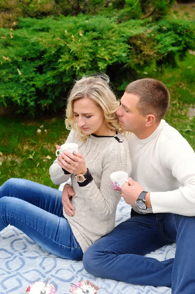 Älskande par i höst park med varmt te — Stockfoto