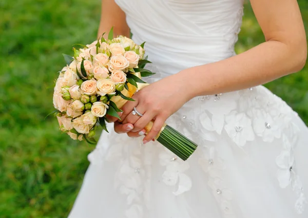 Wedding bouquet in hands of the bride with roses cream — Stock Photo, Image
