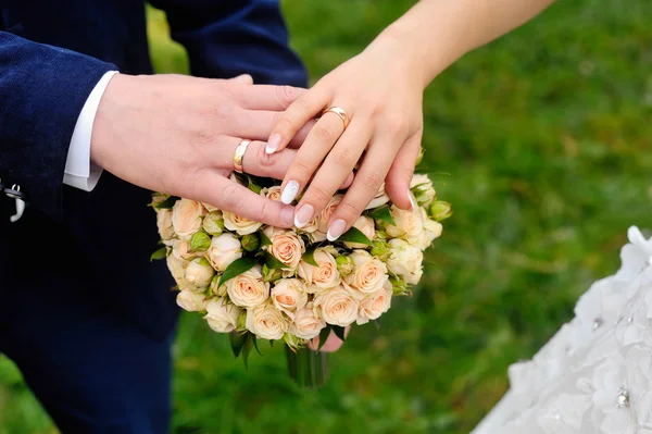Mains de mariée et marié avec anneaux — Photo