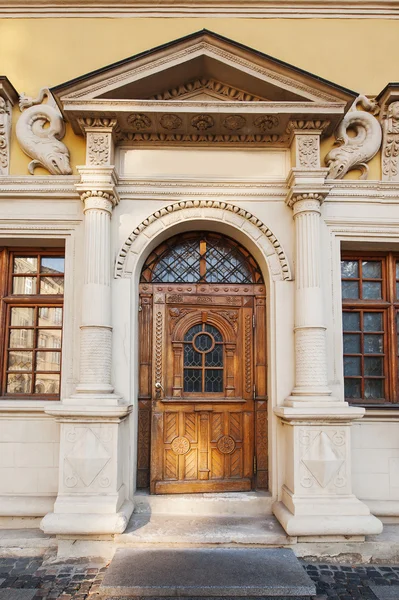 Wooden doors, sculptural facade — Stock Photo, Image