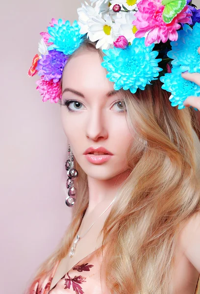Весенний портрет красивой девушки с цветами в студии — стоковое фото