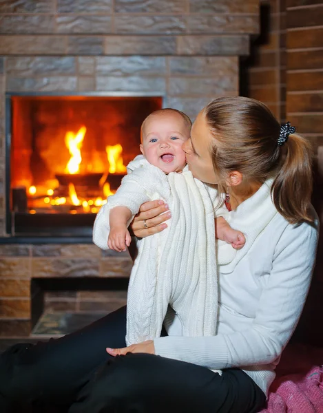 Mutter und Tochter sitzen im Haus der Familie am Kamin — Stockfoto