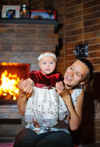 火の家の快適さで母と娘 — ストック写真