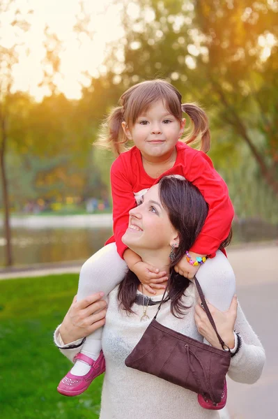 Madre e hijo se divierten — Foto de Stock