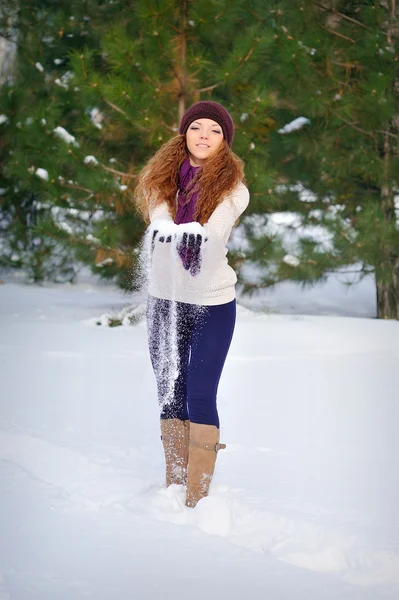 クリスマスガール冬の女性が雪を吹いて — ストック写真