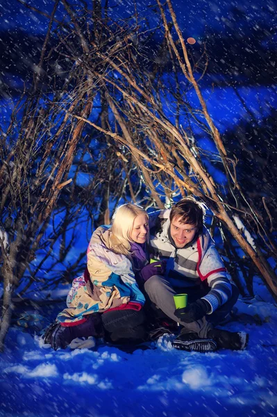 Homem e mulher na neve no inverno em uma cabana, amor — Fotografia de Stock