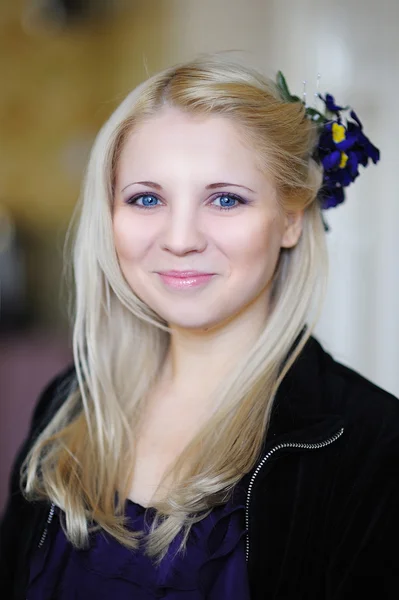 Portret van een mooi blond meisje — Stockfoto