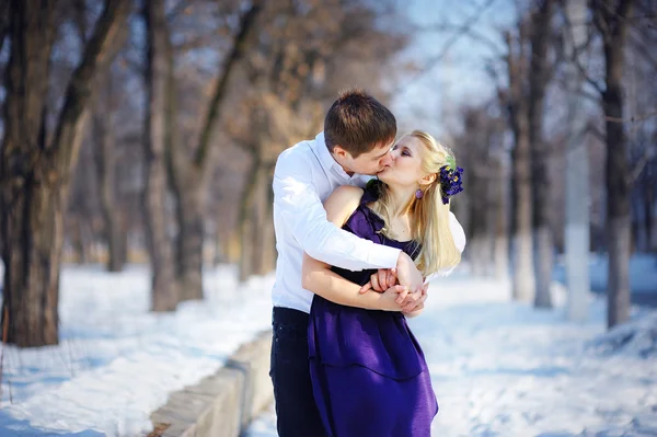 Pareja cariñosa en invierno, besar a un chico y una chica — Foto de Stock