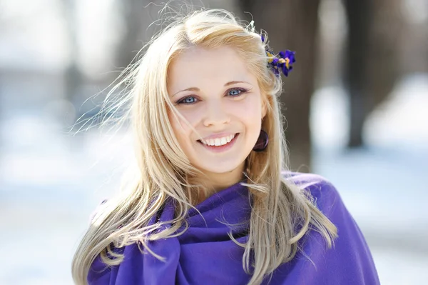 Chica feliz sonriendo en invierno — Foto de Stock