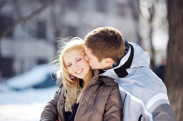 Boy kissing a girl in winter — Stock Photo, Image