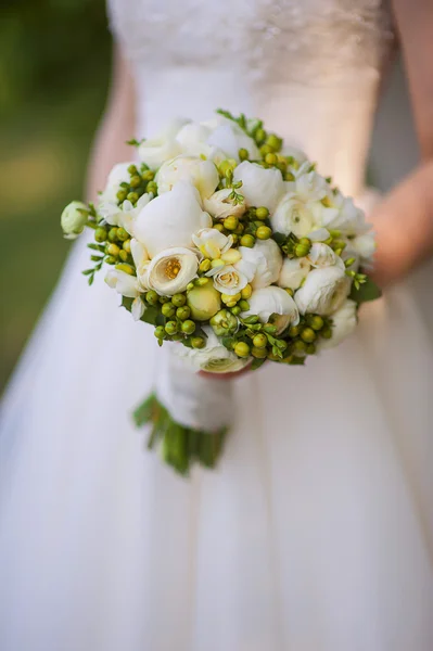 Beautiful wedding bouquet in bride's hand — Stock Photo, Image