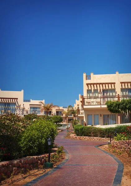 Парк современного отеля, Шарм-эль-Шейх, Египет — стоковое фото