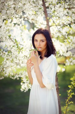 çiçekli bir parkta bahar güzel esmer