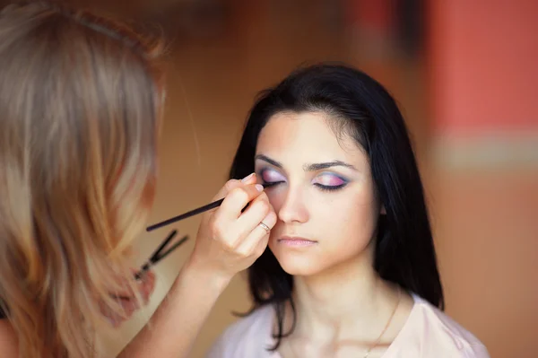 Esteticista aplicando maquillaje — Foto de Stock