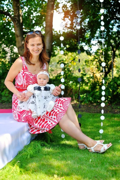 Mamma med dotter i parken — Stockfoto