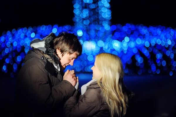 Couple amoureux marchant la nuit hiver — Photo