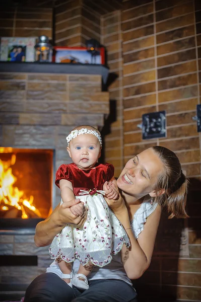 Mom and daughter at the fireplace — Stock Photo, Image