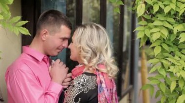 İki yaz parkta yürüyor sevgi dolu