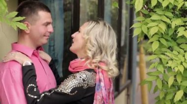 İki yaz parkta yürüyor sevgi dolu