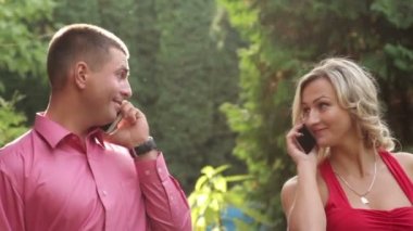 Telefon ile parkta aşık Çift