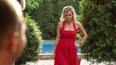 Parkta poz Kırmızı elbiseli kız