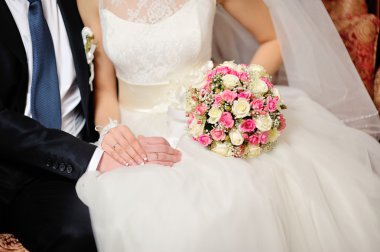 damat ve gelinin elinde 