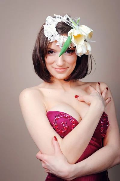 Игривая женщина с цветами, белые тюльпаны на голове — стоковое фото