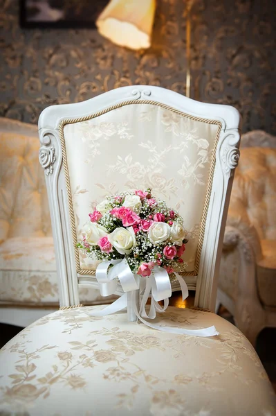 Ramo de boda de rosas rosadas y blancas —  Fotos de Stock