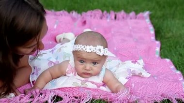 Pembe battaniye var yalan annesi ile güzel bebek kız