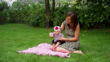 Anne bebeğini yürümeyi öğretiyor