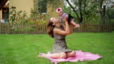 Annem küçük kızının niteliğine ellerinde tutan