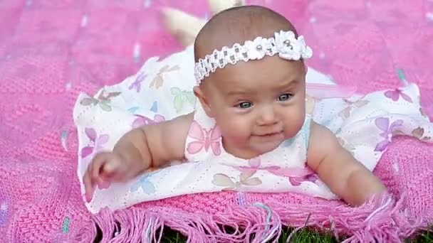 Όμορφο κοριτσάκι το μωρό με τη μητέρα της που βρίσκεται σε ένα ροζ κουβέρτα — Αρχείο Βίντεο