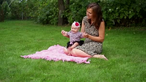 Mamma insegna al suo bambino a camminare — Video Stock