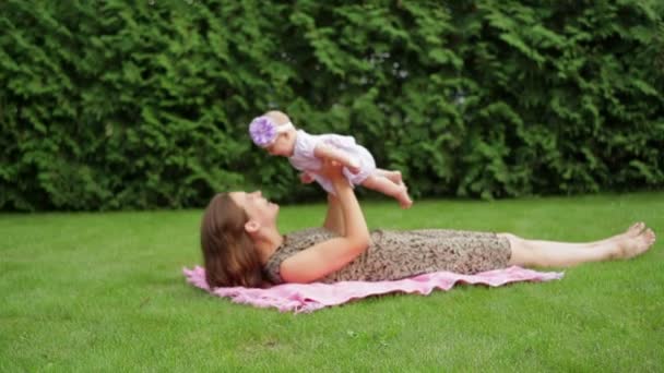 Mamma håller på sin lilla dotter på naturen — Stockvideo