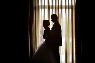Gelin ve damat bir pencerenin arka planda Silhouettes