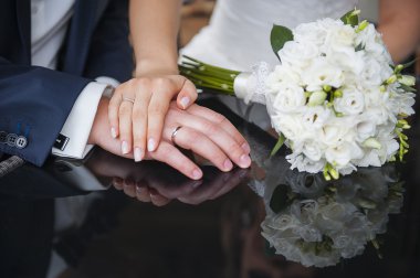 Gelin ve damadın elleri ile alyans 