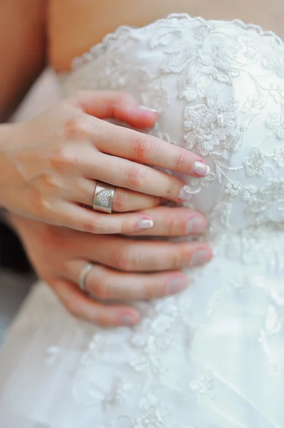 Les mains de mariée et marié avec des alliances — Photo