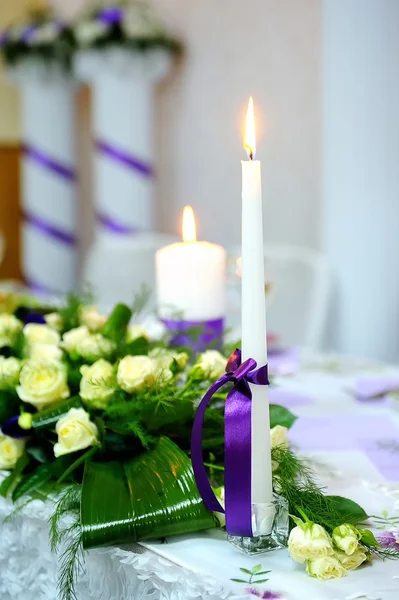 Ljus bröllop dekorationer purple ribbon — Stockfoto