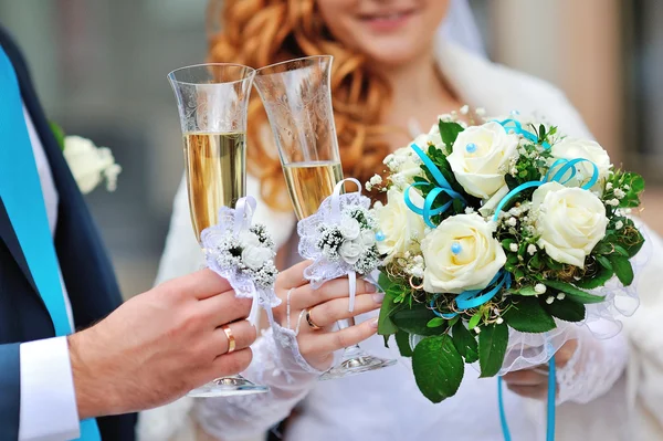 新郎新婦の手でシャンパンと 2 つの結婚式のメガネ — ストック写真