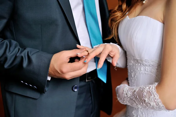 Groom dresses bride wedding ring on the finger — Stock Photo, Image